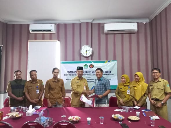 Penandatanganan MoU Pendampingan Hukum antara Disdikbud Pamekasan dan BKKBH Universitas Madura